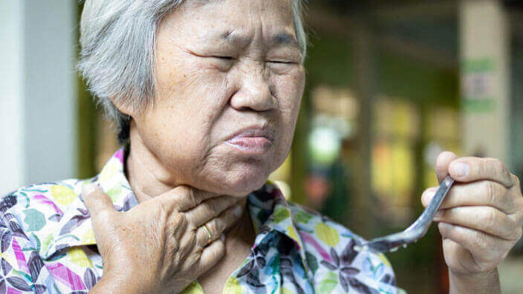 درمان خانگی مشکل بلع غذا در سالمندان